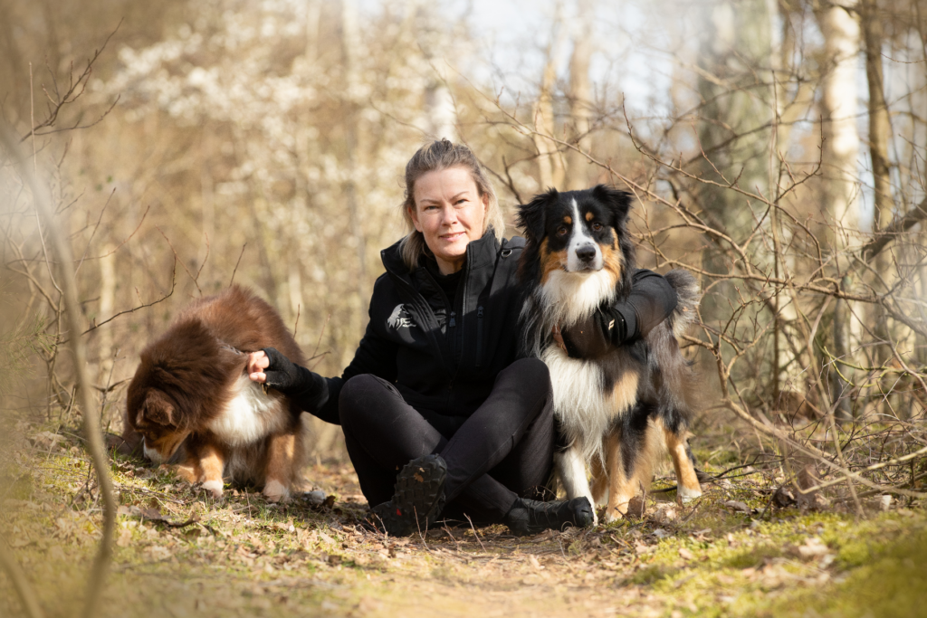 Hundetræner med hende to australian Shepherds, Driss og Sienna.