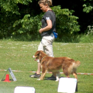 Hundetræner og hendes hund til konkurrence